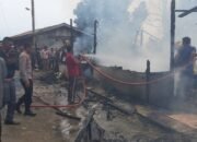 Polisi Bersama TNI Dan Warga Bantu Damkar Padamkan Kebakaran Rumah Di Kampung Wih Nongkal