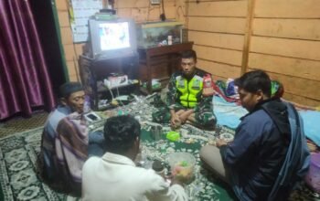 Sambil Nikmati Kopi, Babinsa Melaksanakan Komsos Bersama Warga
