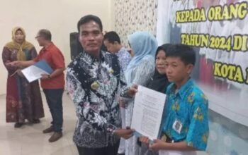 SK Nominasi Beasiswa Program Indonesia Pintar (PIP) Tahap 1, Diserahkan Langsung oleh Pj Walikota