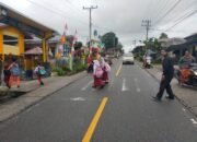 Jaga Kamseltibcarlantas, Kepolisian Sektor Silih Nara Polres Aceh Tengah Pengaturan Pagi Bantu Sebrangkan Anak Sekolah