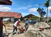 Bangun Keakraban Kepada Warganya, Babinsa Ini Bantu Membuat Rumah Warga Binaan