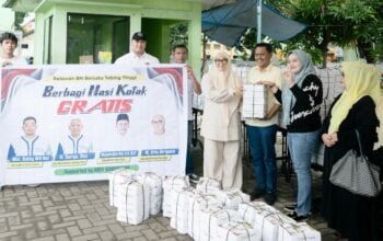 Basyaruddin Nasution – Erlis Afriyanti Bagikan Tiga Ribu Nasi Kotak Secara Gratis ke Masyarakat