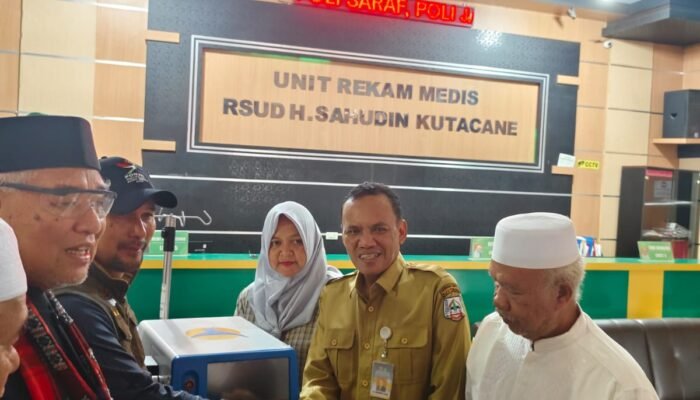 Pj Bupati Secara Simbolis Menyerahkan Alkes Dari Kemenkes Ke RUSD Sahudin Kutacane