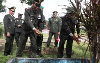 Kodim 0104/Atim Melaksanakan Ziarah ke Makam Pahlawan Dalam Rangka Peringatan HUT TNI ke-79 Tahun 2024