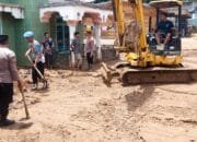 Puluhan Personel Personel Polres Aceh Tengah Kembali Lakukan Gotong Royong Di Lokasi Banjir Bandang Kecamatan Rusip Antara