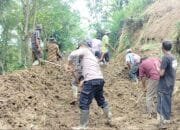 Polisi Dan Warga Gotong Royong Bersihkan Material Tanah Longsor Yang Menutupi Badan Jalan