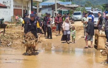 Brimob Kompi 3 Batalyon B Pelopor Evakuasi dan Membersihkan Material Longsor Di Kabupaten Aceh Tengah