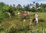 Babinsa Bangkeh Bersama Warga Bersihkan Lapangan Sepak Bola