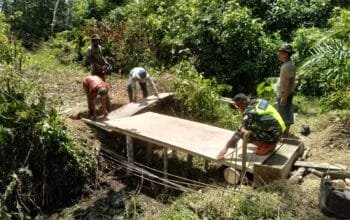 Sertu Hendra Gunawan, Babinsa Koramil 19/Idm kodim/Atim Melaksanakan Bakti Sosial Dengan Masyarakat Desa Alue Ie Itam 
