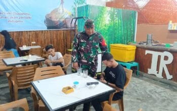 Serma Hendra Babinsa Koramil 02/Lgs kodim 0104/Aceh Timur.melaksakan komunikasi sosial dengan para pemuda di Gampong Blang