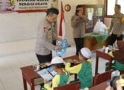 Dukung Program Presiden, Kapolres Muba Bagikan Makan Siang Bergizi