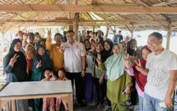 Masyarakat Desa Karanganyar Terima Hadiah Pengaspalan Jalan Dari dr. H. Asri Ludin Tambunan