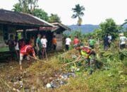 Karya Bakti: Babinsa Geumpang Bersama Warga Gotong Royong Bersihkan TPA Nurul Fattah