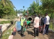 Babinsa Meureudu Bantu Warga Gotong Royong Pengecoran Jalan Rabat Beton di desa Binaanya
