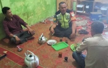 Babinsa Koramil 09 Ketol Komsos Bersama Aparatur Kampung Karang Ampar