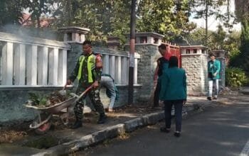 Bersama Masyarakat, Babinsa Melaksanakan Karya Bakti Bersihkan Jalan