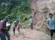 Gerak Cepat, TNI-Polri Di Aceh Tengah Bersihkan Tanah Longsor Yang Menutupi Akses Jalan