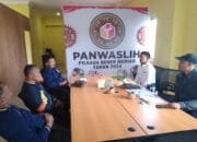 Baleho Paslon 01 Dirusak OTK,Sucipto.SH Dampingi M.Suhardinas.SH. Melapor Ke Panwaslih Bener Meriah