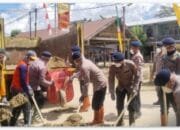 Brimob Kompi 2 Batalyon B Pelopor Aramiah Evakuasi banjir serta melaksanakan bakti sosial