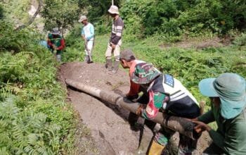Atasi Kekurangan Air Bersih, Babinsa Koramil 09 Ketol Bantu Warga Bergotong Royong