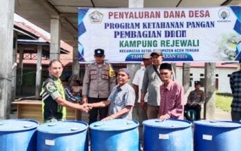 Didampingi Babinsa 09 Ketol, Aparatur Kampung  Rejewali Salurkan Program Ketahanan Pangan