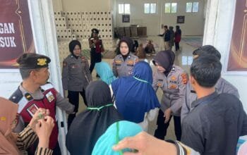 Personel Polres Bener Meriah Laksanakan Pengamanan Pelipatan, Sortir, Checking, dan Packing Surat Suara Pemilu 2024 di Gudang KIP.