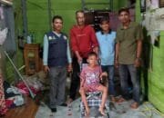 Keuchik Gampong Pante Rambong Serahkan Kursi Roda untuk Bocah Penderita Lumpuh Layu