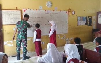 Prajurit Batalyon Infanteri 114/Satria Musara Dobrak Sekolah di Sekitar Satuan Untuk Transfer Ilmu