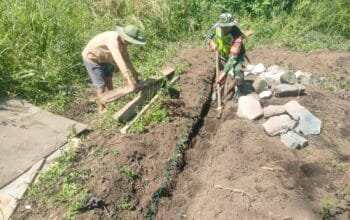 Wujud Kepedulian Babinsa Bantu Pembuatan Pondasi Rumah Warga