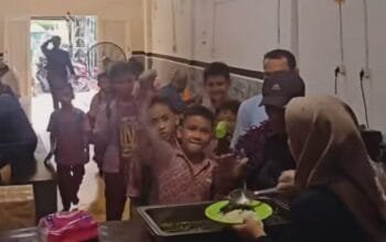 Ratusan Siswa Siswi Sekolah Mendapat Makan Siang di Sekretariat DPC Grib Kota Medan