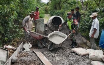 Babinsa Bantu Warga, Pengecoran Jalan Rabat Beton