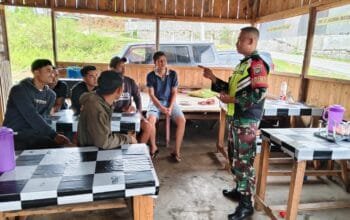 Disela Sela Kesibukan Babinsa Koramil 05 Linge Bercengkrama Bersama Puluhan Pemuda