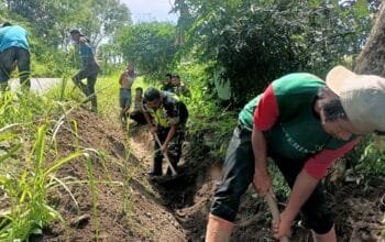 Peduli Lingkungan, Babinsa Melaksanakan Kerja Bakti Bersihkan Kanan Kiri Jalan