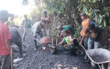 Serma Rudi Wahidi Babinsa Koramil 09 Ketol Bantu Warga Bergotong Royong