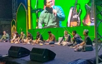 Diskusi Majelis Ilmu Bangbang Wetan di Stikosa AWS Menyoroti Kasus Guru dan Pendidikan di Keluarga