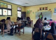 Wujud Kepedulian Babinsa Koramil 05/linge Beri Pendidikan Anak Anak SMPN 8 Takengon.