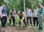 Kapolres Pidie Jaya Dukung Penanaman 1000 Pohon Kelapa di Lahan Wakaf