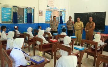 Polres Malang Berbagi Makanan Untuk Anak-Anak Terdampak Banjir
