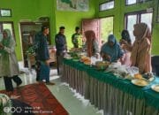 Babinsa 09 Ketol Dampingi Kegiatan Pembagian Gizi Untuk Anak Desa Rejewali