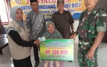 Sertu Witra Babinsa Koramil 09 Ketol Dampingi Aparatur Desa Pondok Balik Salurkan BLT DD