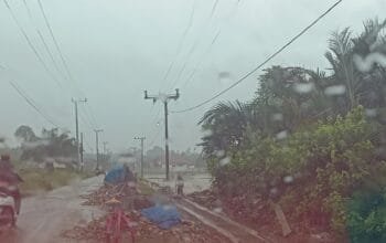 Tumpukan Material di Badan Jalan, Diduga  Proyek Siluman Ganggu Pengguna Jalan