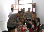 Peduli Korban Bencana Banjir,Kapolres Malang Bagikan Makanan Kepada Pelajar Di Lokasi Bencana