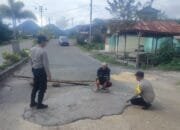 Cegah Laka Lantas Polisi Di Aceh Tengah Tambal Jalan Rusak Berlubang