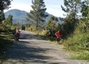 Masyarakat Dusun Salaman Lakukan Gotong Royong Membersihkan Rumput di Pinggir Jalan