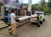 Babinsa Koramil 09 Ketol Bantu Angkat Tratak Untuk Persiapan Resepsi Warga Binaannya