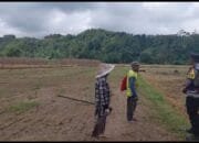 Bhabinkamtibmas Polsek Jangka Buya Ajak Masyarakat Dukung Ketahanan Pangan melalui Pemanfaatan Lahan Tidur