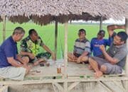 Dukung Upaya Pemerintah Mewujudkan Swasembada Pangan, Sertu Hermanto Melaksanakan Kegiatan Komsos Dengan Petani