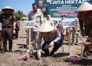 Sukseskan Program Ketahanan Pangan Nasional, Kapolres Pidie Pimpin Penanaman Jagung di Gampong Cot Muara Tiga