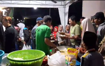 Meski Diguyur Hujan Bazar UMKM Geratis Jama’ah Masjid Baitul Said Padat Oleh Pengunjung