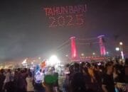 Langit Sungai Musi Palembang Meledak Dalam Kemeriahan Kembang Api dan Aksi Ratusan Drone di Malam Tahun Baru 2025